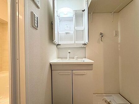 【Washroom】すっきりとしたデザインで、毎日の生活が快適に。収納も豊富な洗面所です。