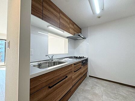 【kitchen】広めのキッチンは料理のしやすさを追求した設計。収納も豊富で作業がしやすい空間です。