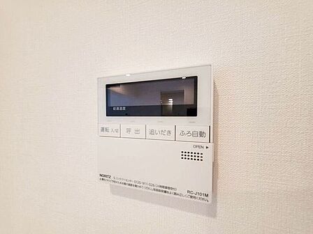 【Facilities】お湯の温度調整がラクな給湯器リモコン付き。追い焚き操作も簡単です。
