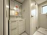 洗面：【Washroom】すっきりとしたデザインで、毎日の生活が快適に。収納も豊富な洗面所です。