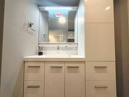 【Washroom】毎朝の準備がスムーズに。広めの洗面台と収納が使いやすい洗面所です。