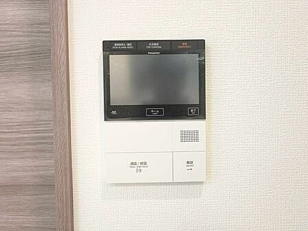 【Facilities】来訪者を確認できるモニター付きインターホンで、防犯面も安心です。