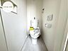 トイレ：【Toilet】清潔感があり、落ち着いたデザインのトイレ。家族みんなが快適に使えます。