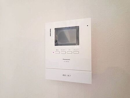 【Facilities】来訪者を確認できるモニター付きインターホンで、防犯面も安心です。