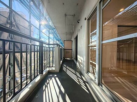 【Balcony】日当たりの良いバルコニーはお洗濯物がしっかり乾きやすく、毎日の家事にも重宝します。