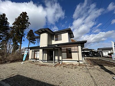 外観：【リフォーム済】外壁・屋根の塗装を行いました。南面に関してはところどころ劣化が見られたため、全面に新しい外壁を重ね張りしています。
