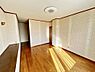 室内：【リフォーム中】2階7.75帖洋室です。クロスの張替を行い、明るい部屋に仕上げていきます。