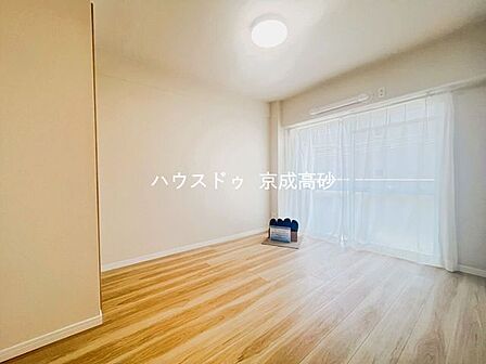 大きな窓からは快適な光を取り入れ、通気性能を上げる事で居心地の良い空間を演出してくれます。
