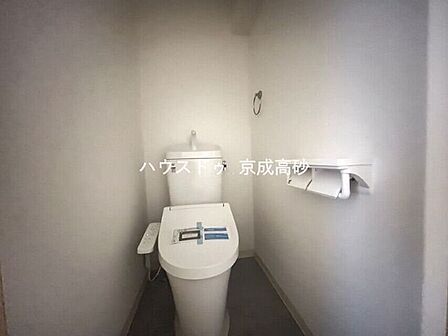 トイレは快適な温水洗浄便座付です。