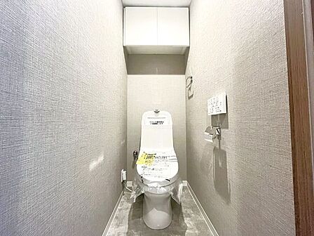 洗浄付き便座が魅力的なトイレです♪毎日使用する場所だからこそ、いつも清潔な空間であって頂けるよう配慮しました。窓で換気はばっちり、デザインもシンプルで清潔感が漂います。