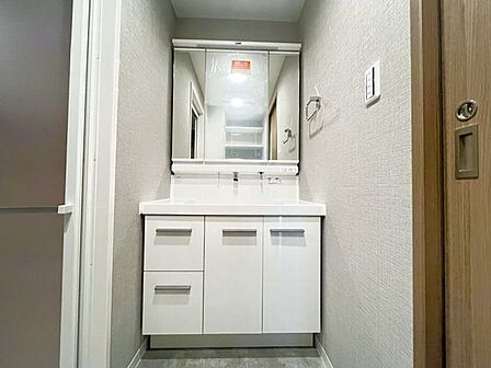 十分な大きさの洗面台は収納もさる事ながら、身だしなみチェックや歯磨きなど、朝の慌ただしい時間でもゆとりあるスペースで余裕を感じていただけます。