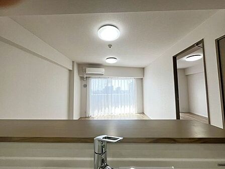 明るく開放的な空間が広がるリビングダイニング。室内には豊かな陽光が注ぎ込み、爽やかな住空間を演出。ホームパーティーでもゲストと一緒に料理を楽しみながら楽しい時間を過ごせそうですね。
