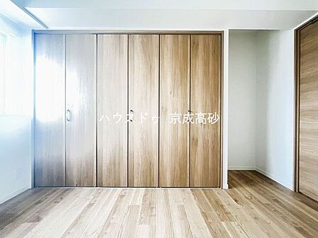清潔感あるホワイトの壁紙と温もりある床材。毎日の生活を少しでも快適に過ごしていただける様、飽きの来ない雰囲気でしあげました。