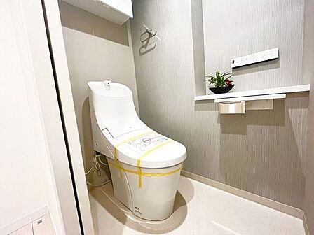 洗浄付き便座が魅力的なトイレです♪毎日使用する場所だからこそ、いつも清潔な空間であって頂けるよう配慮しました。窓で換気はばっちり、デザインもシンプルで清潔感が漂います。
