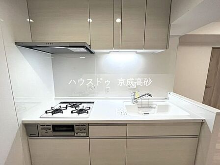家族が並んで料理できる広々としたキッチンは、新しい生活に様々な物語を創り出します。土日はお父さんが料理の腕を振るいたくなるようなゆとりあるスペースです。