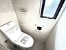 トイレ：洗浄付き便座が魅力的なトイレです♪毎日使用する場所だからこそ、いつも清潔な空間であって頂けるよう配慮しました。窓で換気はばっちり、デザインもシンプルで清潔感が漂います。