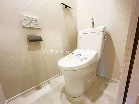 トイレは快適な温水洗浄便座付です。手洗い一体型のトイレ設備はスペースの節約ができ、ゆったりとした空間が確保できます。節水も期待できますね。