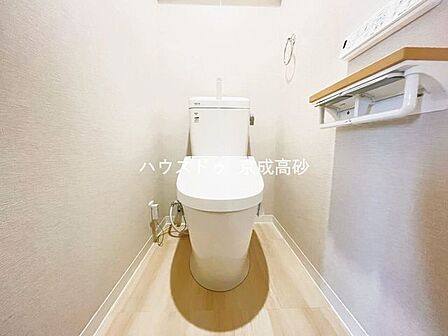 お掃除しやすい素材と機能にこだわったトイレはいつまでもキレイが続きます。少ない水量で洗浄できる、環境にもお財布にもやさしいエコなトイレです。