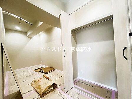 家族一人ひとりの大切なプライベート空間。趣味に合わせて使って頂けるようシンプルに仕上げてあります。暮らし心地を大きく左右する収納をしっかり確保した使い勝手のいいお部屋です。