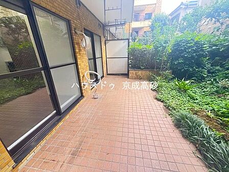 暖かい陽ざしが差込むバルコニー。晴れた日には洗濯物が良く乾きます。風通しも良好です。