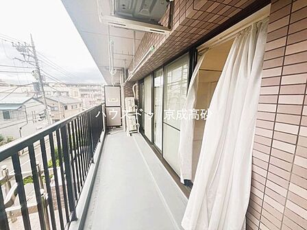 暖かい陽ざしが差込むバルコニー。晴れた日には洗濯物が良く乾きます。風通しも良好です。