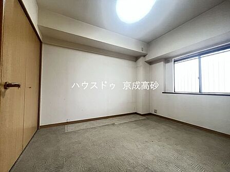 お子様の成長と共に「住まい方」も変化していきます。居室にはクローゼットを完備し、自由度の高い家具の配置が叶うシンプルな空間です。