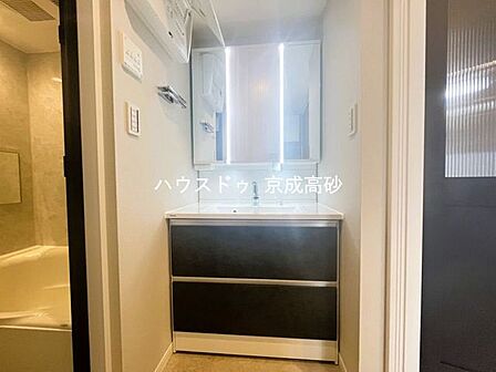十分な大きさの洗面台は収納もさる事ながら、身だしなみチェックや歯磨きなど、朝の慌ただしい時間でもゆとりあるスペースで余裕を感じていただけます。