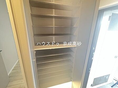 物入が玄関にあり、靴以外の収納も沢山できます。いつでも玄関をスッキリと片付けられ、身支度を簡単に済ませるにも最適です。