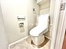 トイレ：お掃除しやすい素材と機能にこだわったトイレはいつまでもキレイが続きます。少ない水量で洗浄できる、環境にもお財布にもやさしいエコなトイレです。