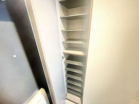 大型の下駄箱収納でお気に入りの靴もたっぷり収納できますね!
