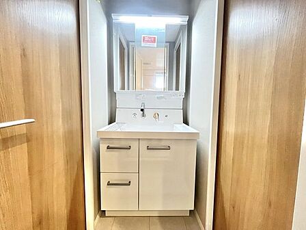 十分な大きさの洗面台は収納もさる事ながら、身だしなみチェックや歯磨きなど、朝の慌ただしい時間でもゆとりあるスペースで余裕を感じていただけます。