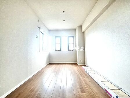 寝室は2面採光でとっても明るいお部屋です。お日様の光がサンサンと入るお部屋は気持ちがいいですね！