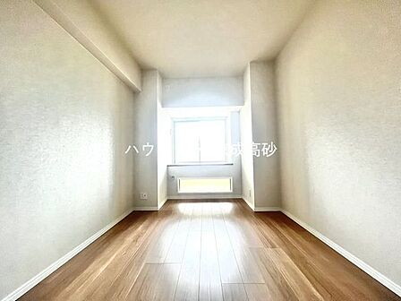 お子様の成長と共に「住まい方」も変化していきます。居室にはクローゼットを完備し、自由度の高い家具の配置が叶うシンプルな空間です。
