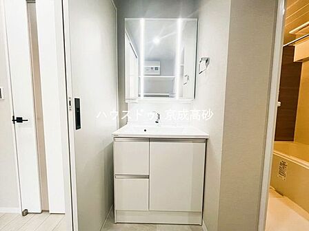 十分な大きさの洗面台は収納もさる事ながら、身だしなみチェックや歯磨きなど、朝の慌ただしい時間でもゆとりあるスペースで余裕を感じていただけます。