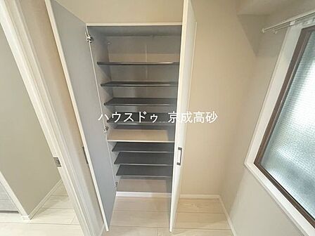 物入が玄関にあり、靴以外の収納も沢山できます。いつでも玄関をスッキリと片付けられ、身支度を簡単に済ませるにも最適です。