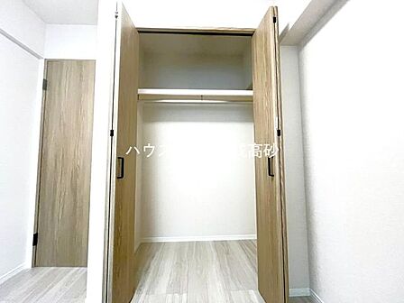 大型のクローゼットです!これだけの収納力があれば部屋もスッキリ保てますよ!
