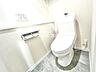 トイレ：お掃除しやすい素材と機能にこだわったトイレはいつまでもキレイが続きます。少ない水量で洗浄できる、環境にもお財布にもやさしいエコなトイレです。