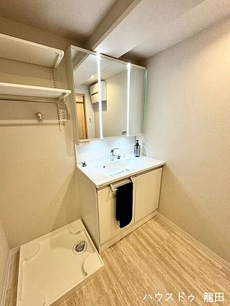 タオルをサッと取れる便利な収納棚。お風呂上がりの子どもへの着替えもスムーズな、ゆとりある空間