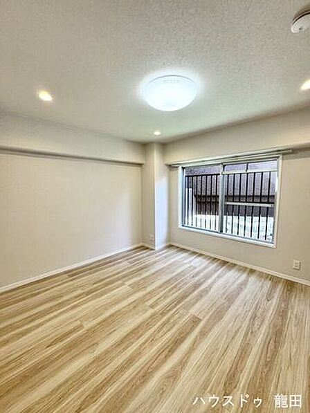 明るい木目調の洋室は子供部屋にぴったり!おもちゃを広げてもゆとりがあり、のびのび遊べます。