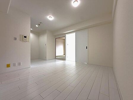 【LDK】シンプルな内装のため、お好きな家具を合わせやすいです。お部屋作りを楽しむことができます。