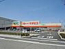 周辺：スーパーヤオヒコ柏原本郷店まで400m 徒歩5分。駐車場約120台。生鮮食品、お惣菜、日用品などの取り扱いがあります。コインランドリーが併設されています。/営業時間9:00〜20:00。