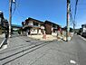 外観：【前面道路含む現地写真】角地につき、お車の出し入れもスムーズに行えます。前面道路は比較的見通しの良い直線道路で、安全確認をしやすいです。