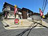 外観：【前面道路含む現地写真】開放感◎陽光降り注ぐ南西角地です。風通しも良く、心地良い住まいが叶います。家計に優しい長期優良住宅です。