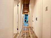 2階廊下の可動式はしごより、屋根裏収納へ上がれます。日頃出番の少ないお荷物がすっきりと片付き、広い室内を余すところなくお使いいただけます。/9号地モデルハウス