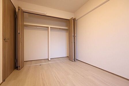 4.5帖の洋室。各居室に収納を完備しており、整頓されたお部屋づくりが叶います♪