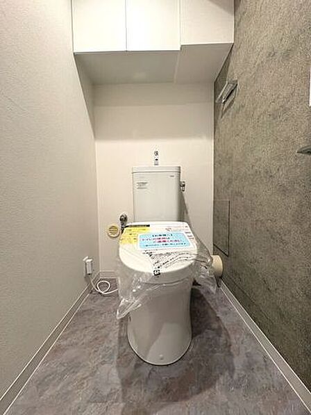温水洗浄便座付トイレ。上部収納棚にはペーパーや掃除用品を保管できます！