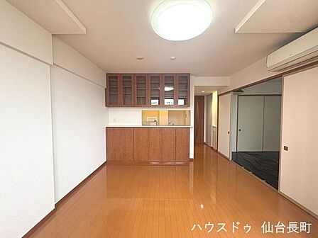 14.9帖のゆとりあるLDK。  明るいフローリングと清潔感のあるキッチンが心地よい空間ですね。