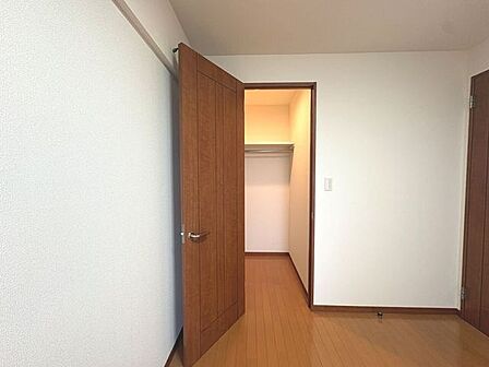 衣類や季節物をまとめて収納できるウォークインクローゼット。  身支度がスムーズになり、嬉しいスペースです。