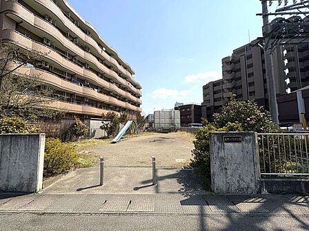 長町八丁目中公園滑り台やベンチが設置された公園です。 270m