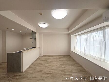 15.2帖のリビング。7階南向きにつき陽の光がたっぷり差し込む明るい空間です。